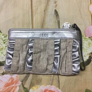 Elle wristlet gently preowned